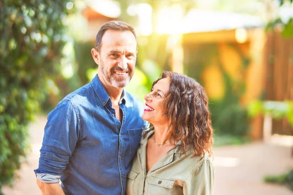 Casal Bonito Meia Idade Sorrindo Feliz Confiante Parque Cidade Com — Fotografia de Stock