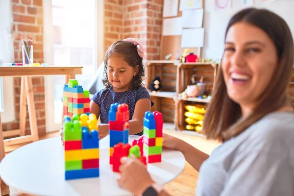 Schöne Lehrerin Und Kleinkind Spielen Mit Bauklötzen Bauturm Kindergarten — Stockfoto