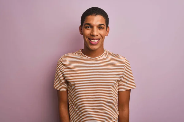 Junger Gutaussehender Arabischer Mann Gestreiftem Shirt Vor Isoliertem Rosa Hintergrund — Stockfoto