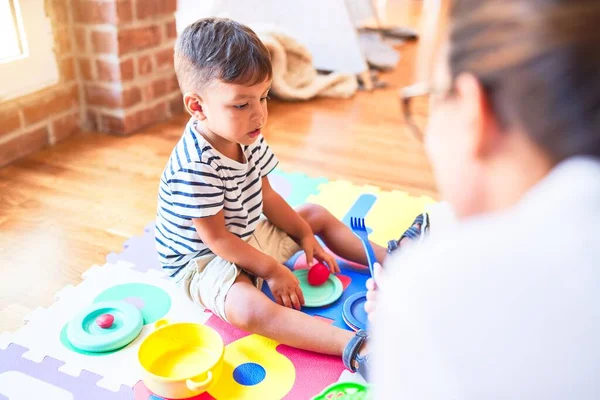 Prachtige Peuter Jongen Zittend Puzzel Spelen Met Plastic Borden Groenten — Stockfoto