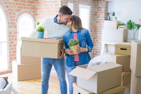 Jong Mooi Paar Verplaatsen Kartonnen Dozen Zoenen Nieuw Huis — Stockfoto