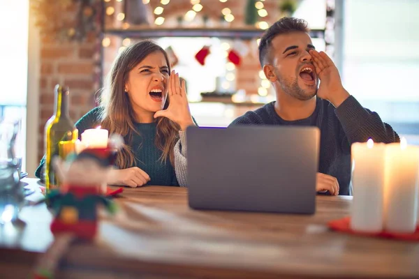 Junge Schöne Paar Sitzt Mit Laptop Weihnachtsdekoration Hause Schreien Und — Stockfoto