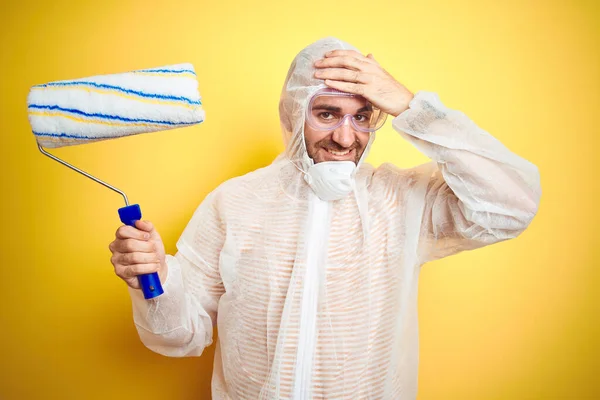 Joven Hombre Vistiendo Equipo Pintor Sosteniendo Rodillo Pintura Sobre Fondo — Foto de Stock