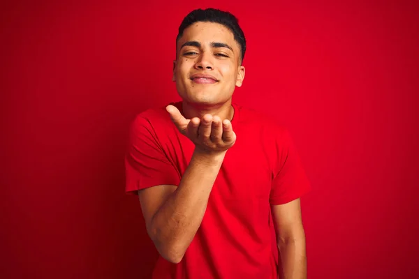 Tişört Giyen Genç Brezilyalı Bir Adam Izole Edilmiş Kırmızı Arka — Stok fotoğraf