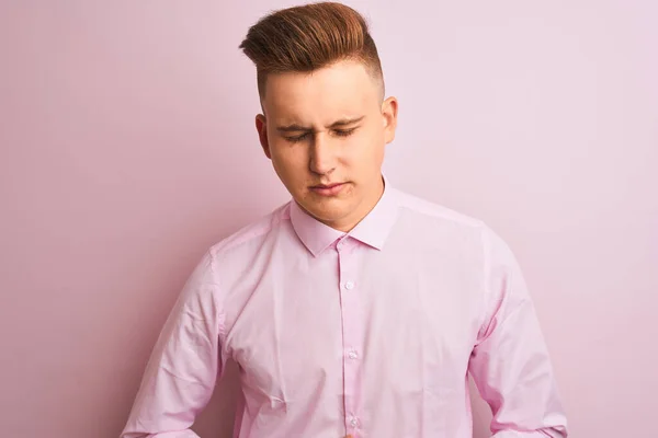 Jonge Knappe Zakenman Met Een Elegant Shirt Een Geïsoleerde Roze — Stockfoto