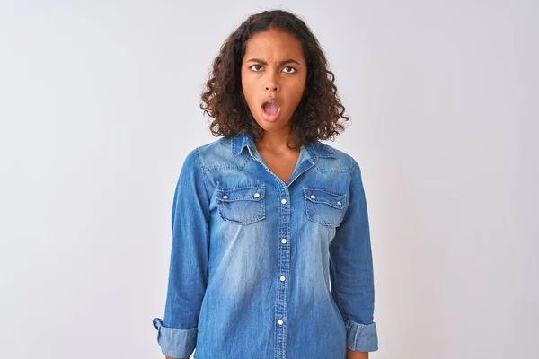 Ung Brasiliansk Kvinna Bär Denim Skjorta Stående Över Isolerad Vit — Stockfoto