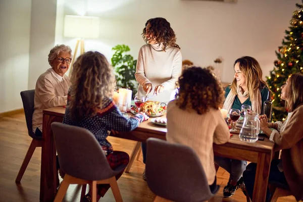 Schöne Gruppe Von Frauen Die Glücklich Und Zuversichtlich Lächeln Schnitzel — Stockfoto