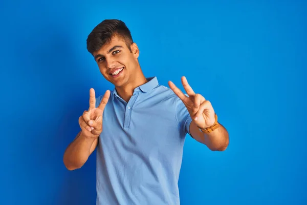 Jonge Indiaanse Man Met Casual Polo Die Een Geïsoleerde Blauwe — Stockfoto