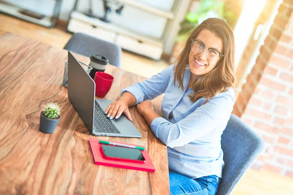 Ung Affärskvinna Sitter Vid Skrivbordet Arbetar Med Dator Laptop Modern — Stockfoto