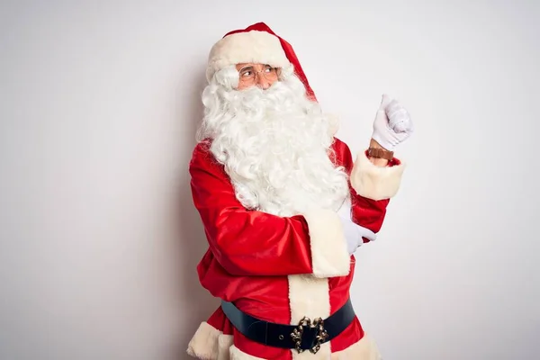 Pohledný Muž Středního Věku Kostýmu Santa Stojí Nad Osamělým Bílým — Stock fotografie