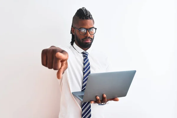 Örgü Örgülü Afro Amerikalı Adamı Dizüstü Bilgisayarını Izole Edilmiş Beyaz — Stok fotoğraf
