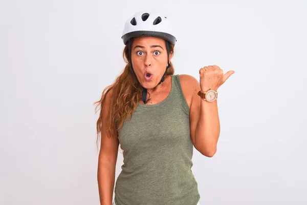 Dospívající Cyklistka Středního Věku Žena Bezpečnostní Přilbě Přes Izolované Pozadí — Stock fotografie