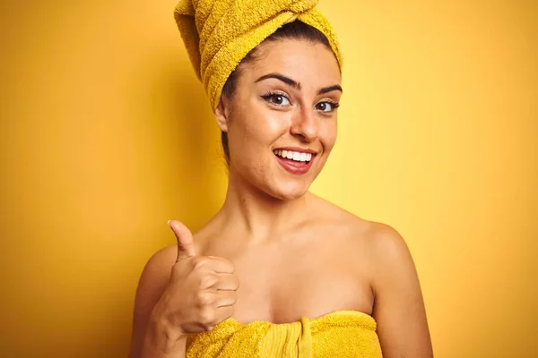 Giovane Bella Donna Che Indossa Asciugamano Dopo Doccia Sfondo Giallo — Foto Stock