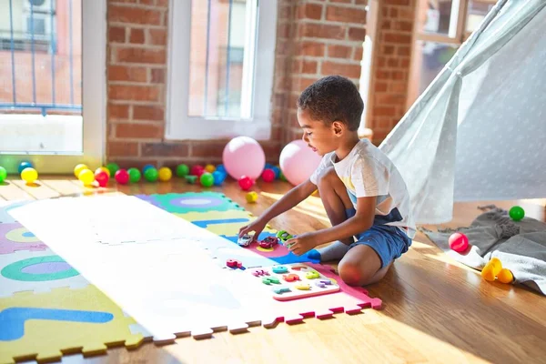 Vacker Afrikansk Amerikansk Småbarn Leker Med Matematik Spel Och Bilar — Stockfoto