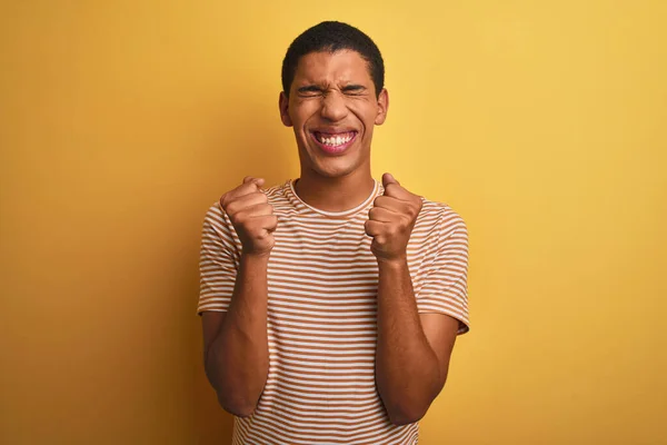 Homem Árabe Bonito Jovem Vestindo Camiseta Listrada Sobre Fundo Amarelo — Fotografia de Stock