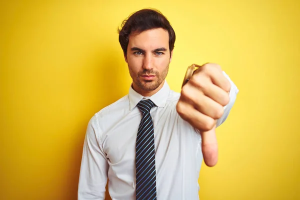 Jovem Empresário Bonito Vestindo Camisa Elegante Gravata Sobre Fundo Amarelo — Fotografia de Stock