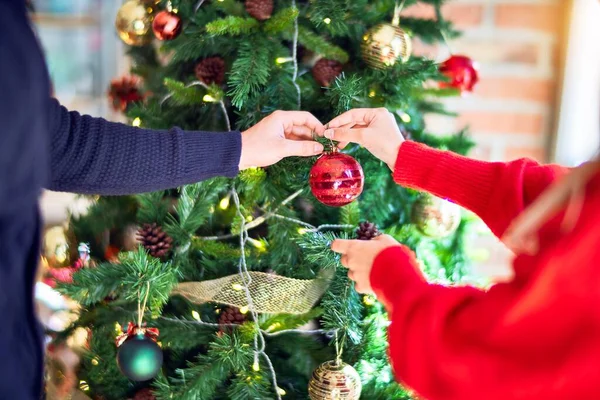 Jovem Casal Bonito Sorrindo Feliz Confiante Torno Árvore Natal Casa — Fotografia de Stock