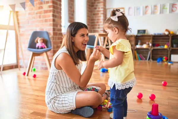 Jeune Belle Enseignante Tout Petit Jouant Avec Des Petits Blocs — Photo