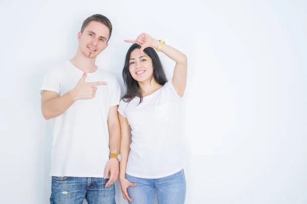 Joven Hermosa Pareja Con Camiseta Casual Pie Sobre Fondo Blanco —  Fotos de Stock