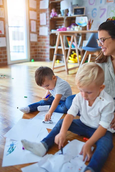 Prachtige Leraar Groep Peuters Zitten Vloer Tekening Met Papier Potlood — Stockfoto