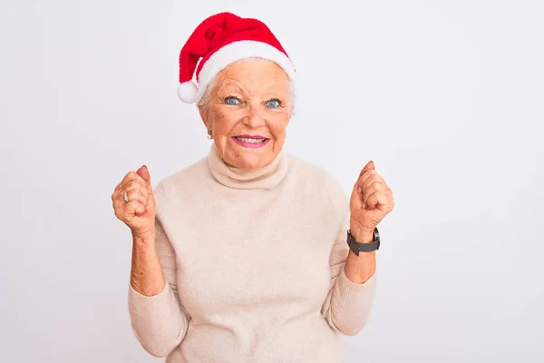 Crhistmas Noel Baba Şapkası Takan Yaşlı Gri Saçlı Kadın Izole — Stok fotoğraf