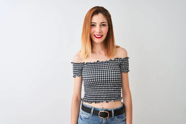 Schöne Rothaarige Frau Lässigem Shirt Vor Isoliertem Weißen Hintergrund Mit — Stockfoto