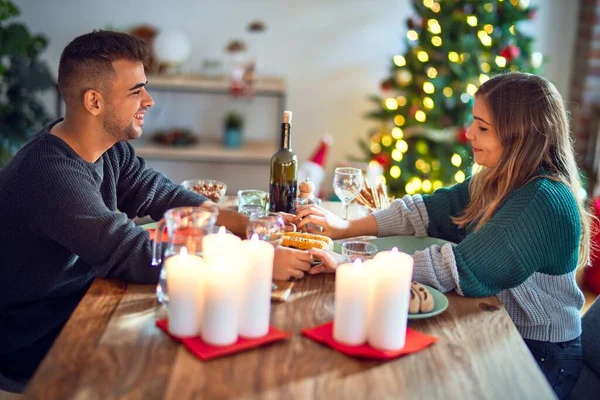 Young Beautiful Couple Smiling Happy Confident Eating Food Celebrating Christmas — Stock Photo, Image