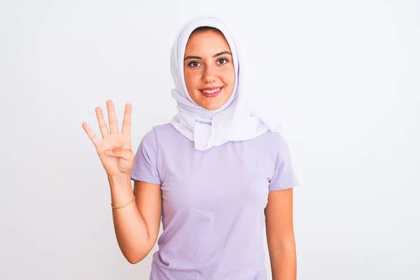 Młoda Piękna Arabska Dziewczyna Nosi Hidżab Stojąc Nad Odizolowanym Białym — Zdjęcie stockowe