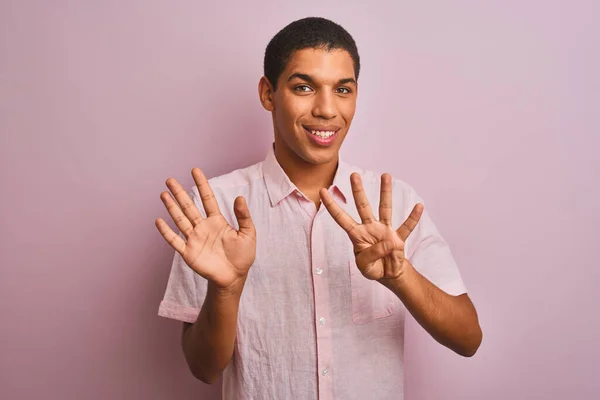 Junger Gutaussehender Arabischer Mann Lässigem Hemd Der Vor Isoliertem Rosa — Stockfoto