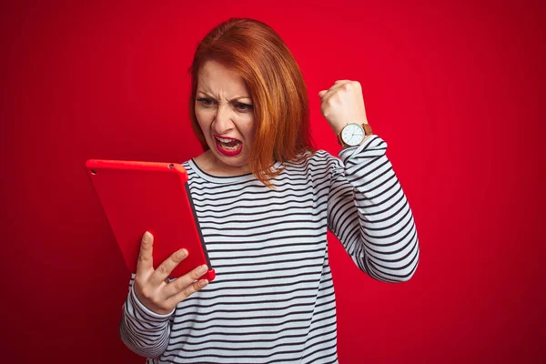 Joven Mujer Pelirroja Hermosa Usando Tableta Sobre Fondo Rojo Aislado — Foto de Stock