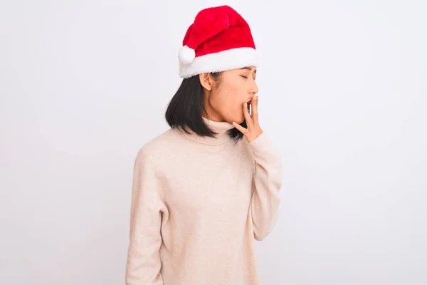 Jonge Mooie Chinese Vrouw Draagt Kerstman Hoed Geïsoleerde Witte Achtergrond — Stockfoto