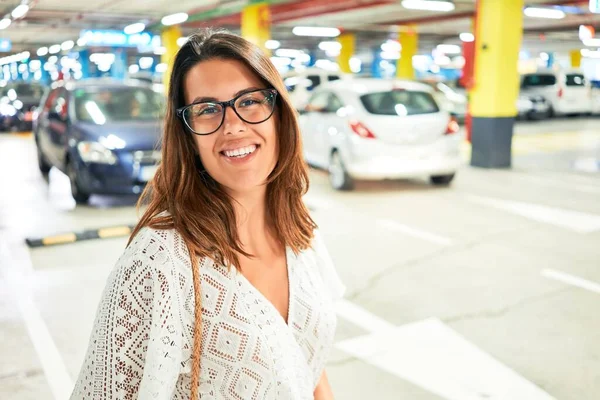 Jovem Mulher Sorrindo Confiante Estacionamento Subterrâneo Torno Carros Luzes — Fotografia de Stock