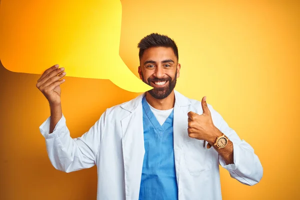 Junge Indische Arzt Mann Hält Sprechblase Stehen Über Isolierten Gelben — Stockfoto