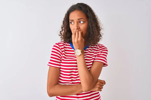 Mujer Brasileña Joven Vistiendo Camiseta Rayas Rojas Pie Sobre Fondo — Foto de Stock