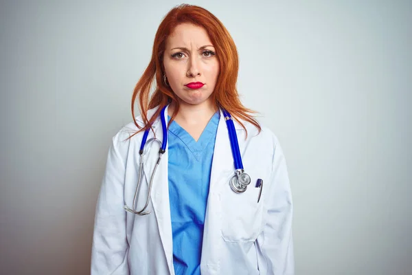 Joven Doctora Pelirroja Usando Estetoscopio Sobre Fondo Blanco Aislado Deprimido —  Fotos de Stock