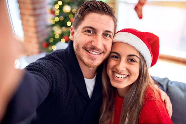 Mutlu Kendinden Emin Gülümseyen Genç Bir Çift Evdeki Noel Ağacının — Stok fotoğraf