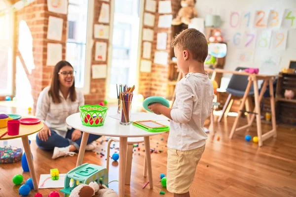 Vacker Lärare Och Småbarn Leker Runt Massor Leksaker Dagis — Stockfoto