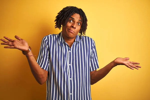 Homem Afro Com Dreadlocks Vestindo Shirt Listrada Casual Sobre Fundo — Fotografia de Stock