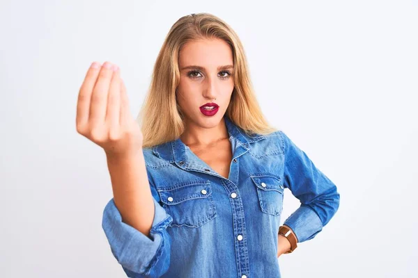 Jovem Mulher Bonita Vestindo Camisa Ganga Casual Sobre Fundo Branco — Fotografia de Stock