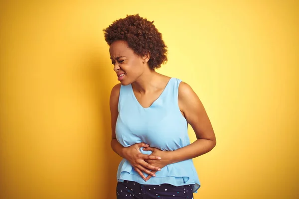 Schöne Afrikanisch Amerikanische Frau Trägt Elegantes Hemd Über Isoliertem Gelben — Stockfoto