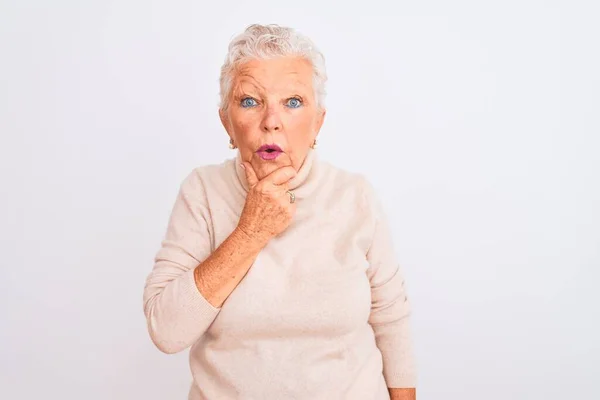 Starsza Siwowłosa Kobieta Swetrze Golfem Stojąca Białym Tle Zafascynowana Niedowierzaniem — Zdjęcie stockowe