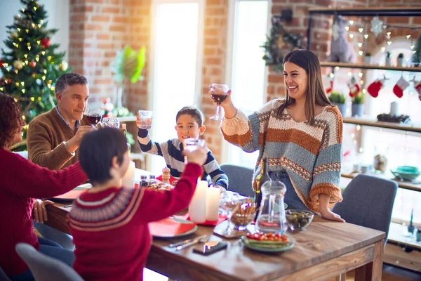 美しい家族の笑顔幸せと自信 家でクリスマスを祝うワインのスピーチのカップを保持している彼らの一つ — ストック写真