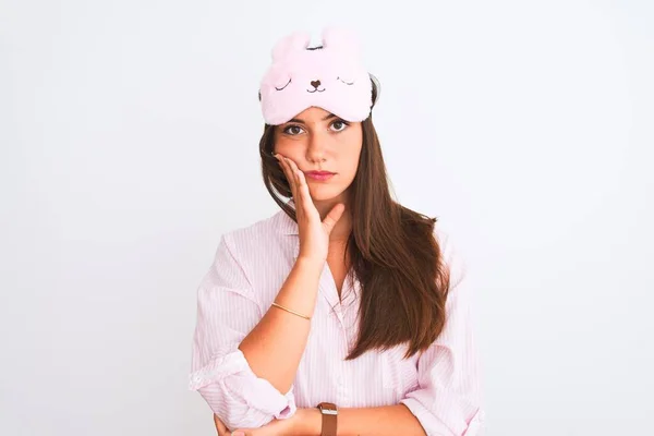 Ung Vacker Flicka Bär Pyjamas Och Sömn Mask Stående Över — Stockfoto