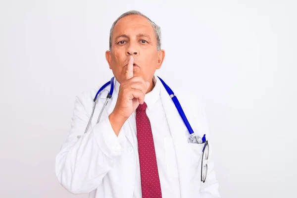 Ein Älterer Grauhaariger Arzt Mit Stethoskop Steht Vor Isoliertem Weißen — Stockfoto