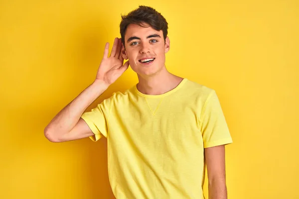 Tiener Jongen Draagt Geel Shirt Geïsoleerde Achtergrond Glimlachend Met Hand — Stockfoto