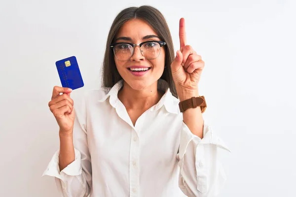Młoda Bizneswoman Nosząca Okulary Kartą Kredytową Białym Tle Zaskoczona Pomysłem — Zdjęcie stockowe