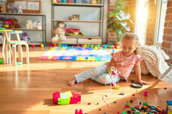 Schöne Blonde Kleinkind Mädchen Spielt Mit Zug Kindergarten — Stockfoto