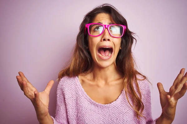 Joven Hermosa Mujer Con Gafas Moda Pie Sobre Rosa Aislado — Foto de Stock