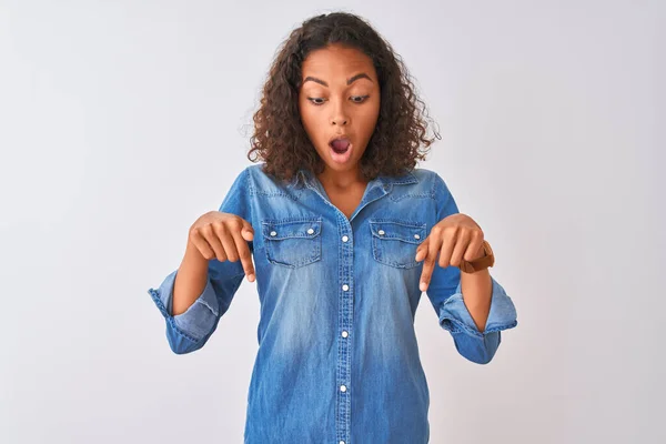 Jonge Braziliaanse Vrouw Draagt Denim Shirt Staan Geïsoleerde Witte Achtergrond — Stockfoto