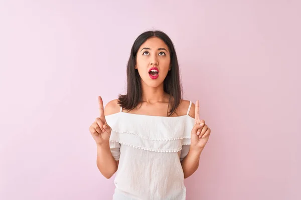 Mulher Chinesa Bonita Vestindo Shirt Branca Sobre Fundo Rosa Isolado — Fotografia de Stock